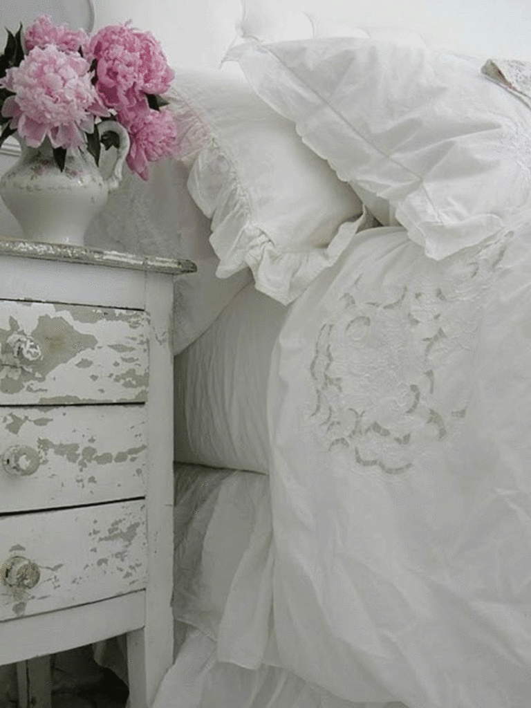 shabby-chic-chest-of-drawers-yourself-make-abnutzen-traces-aging-lines-white-colors-drawers-bedroom-peony_edit