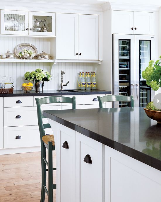 Two Classic White Kitchens To Copy, White Kitchen Cabinets With Black Quartz Countertops