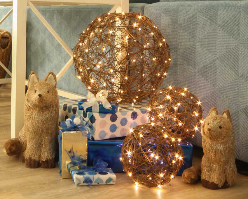 Foxes and twig sparkly balls