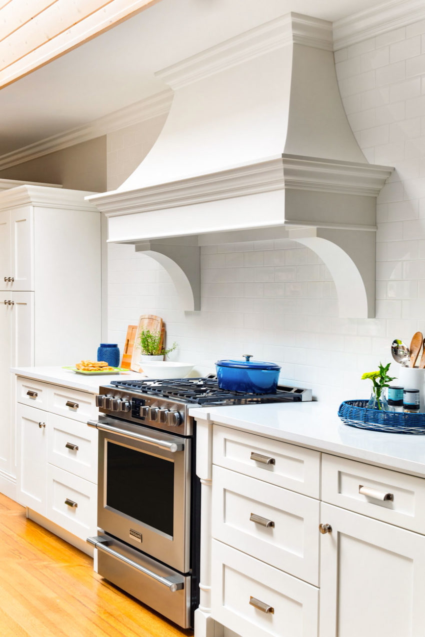 Class White Kitchen | Decorating with Blue | Hood Fan Design