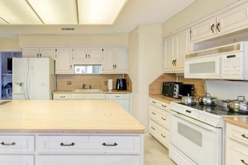 bad cream kitchen cabinets