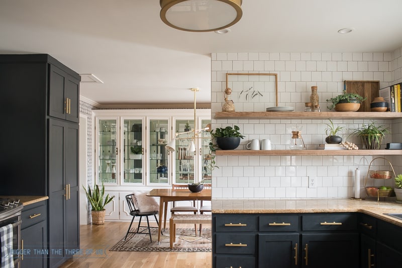 https://mariakillam.com/wp-content/uploads/2020/01/Kitchen-Reveal-with-Dark-Cabinets-and-Open-Shelving-2.jpg