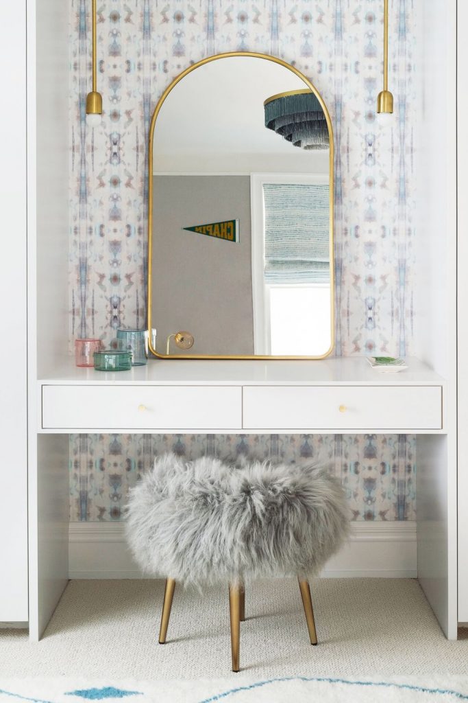 Walk In Closet System With Makeup Vanity