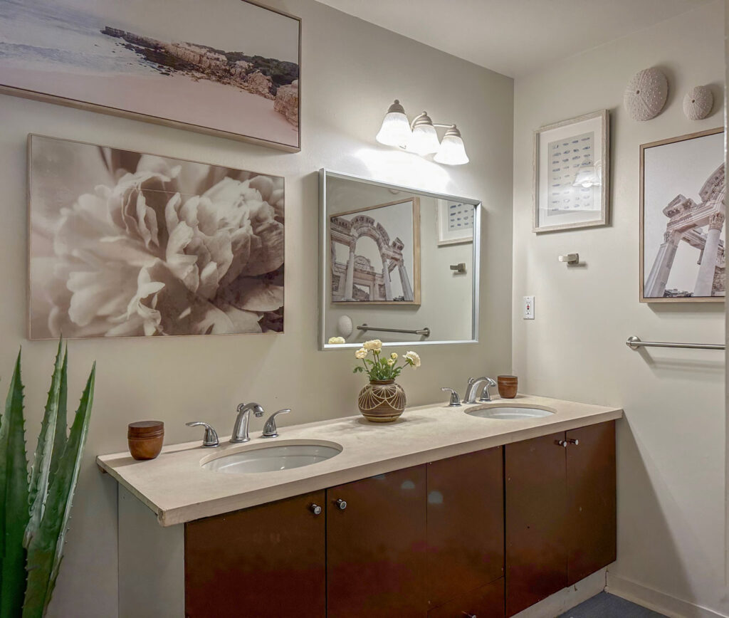 bathroom with gallery wall