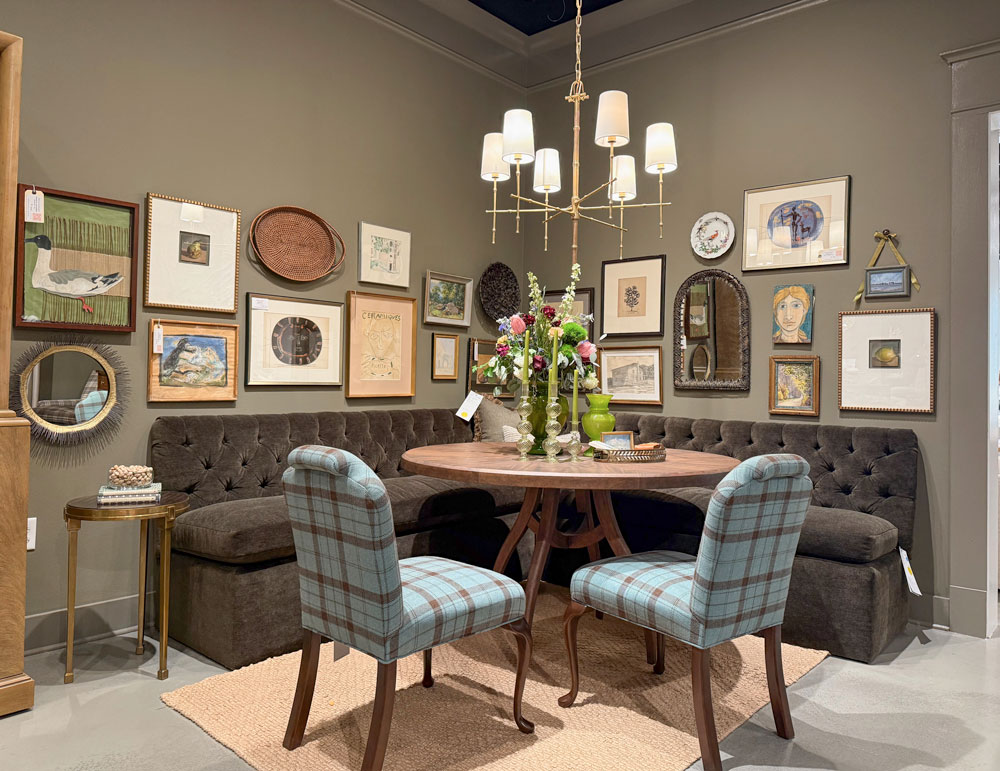 dining nook. gallery wall